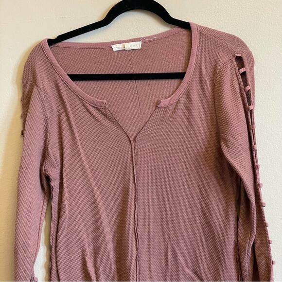 Gilded Intent M lavender long sleeve t-shirt cut out v-neck - Picture 2 of 7